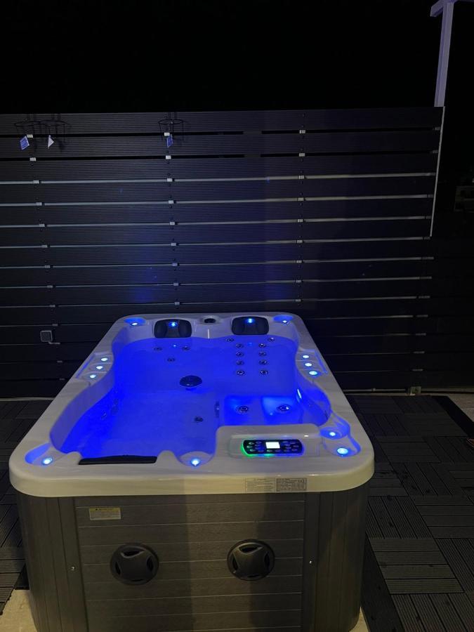 Loft Spa Greece - Enjoy Our Jacuzzi Kalamata Bagian luar foto
